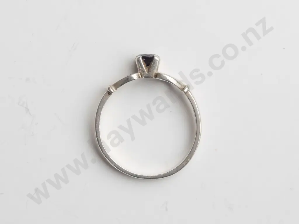 silver ring with dark stone stamped 925 Image 1++