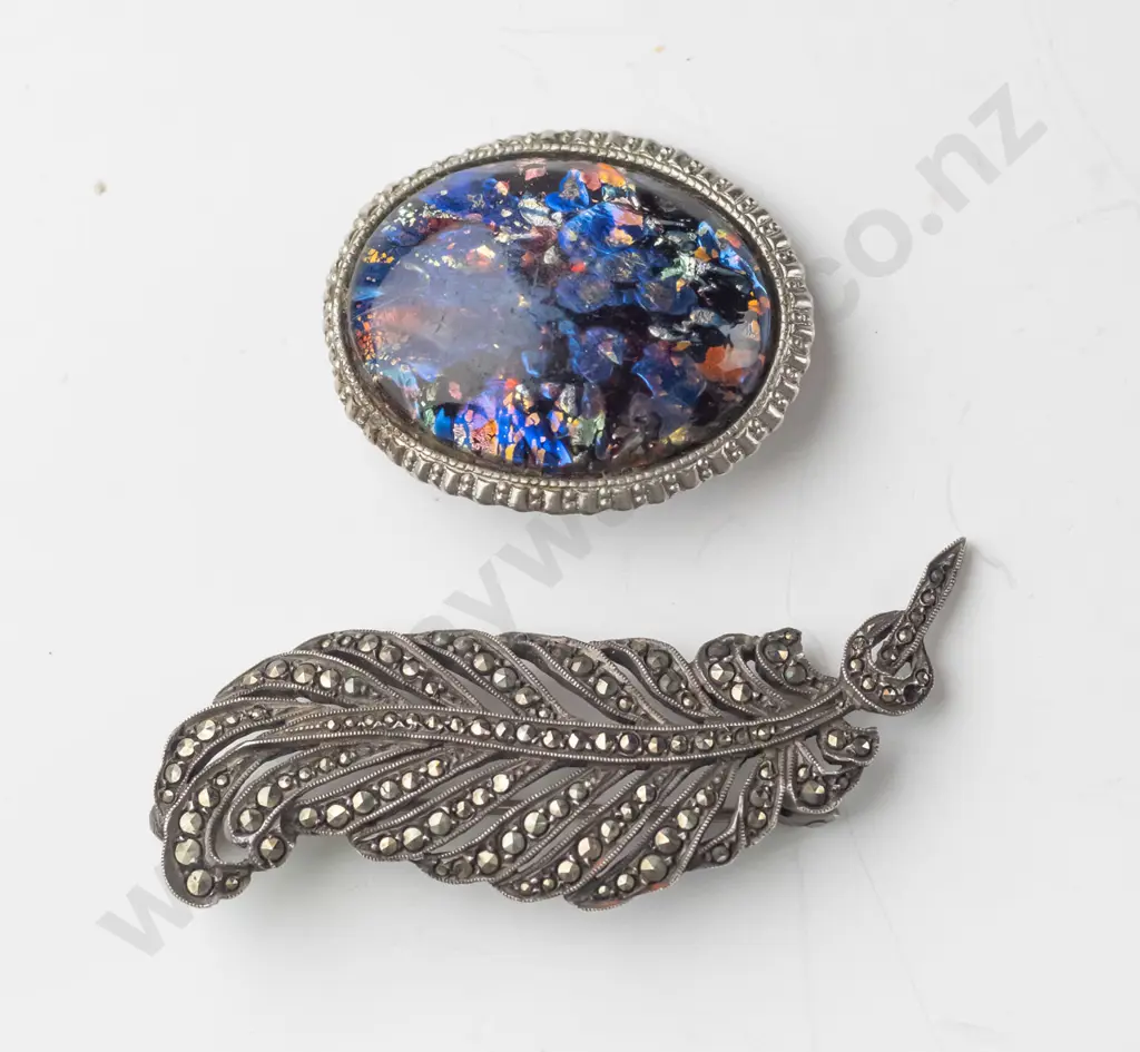 2 costume brooches Image 1++
