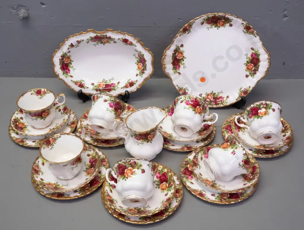 Royal Albert Old Country Roses 24-piece tea set with 7 trios, cake plate, serving plate, cream jug - no sugar bowl Image 1++