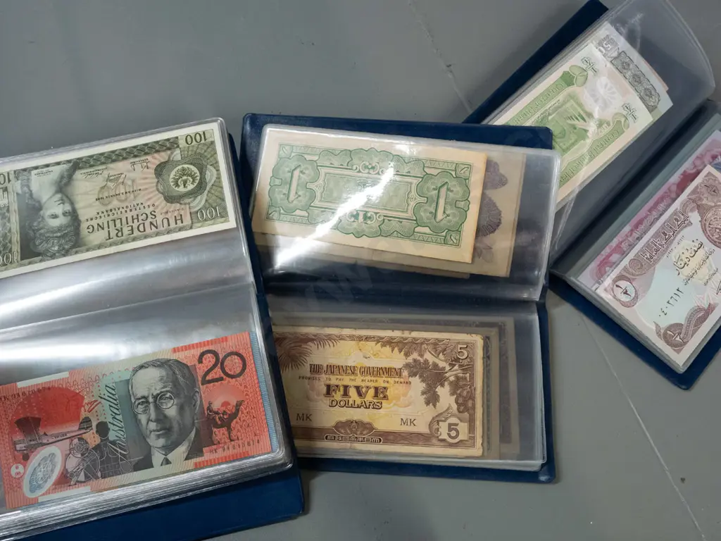 3 bank note collector's wallets - Austraia, Japan, India, Iraq (Saddam Hussein) etc. Image 1++