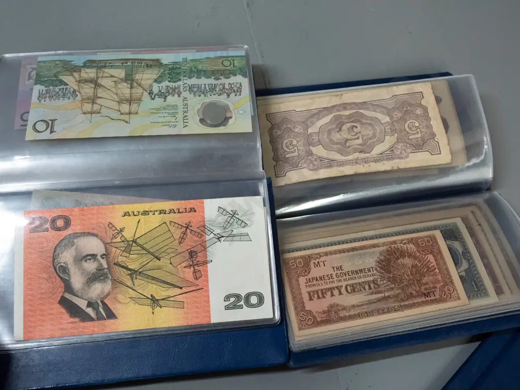 3 bank note collector's wallets - Austraia, Japan, India, Iraq (Saddam Hussein) etc. Image 1++
