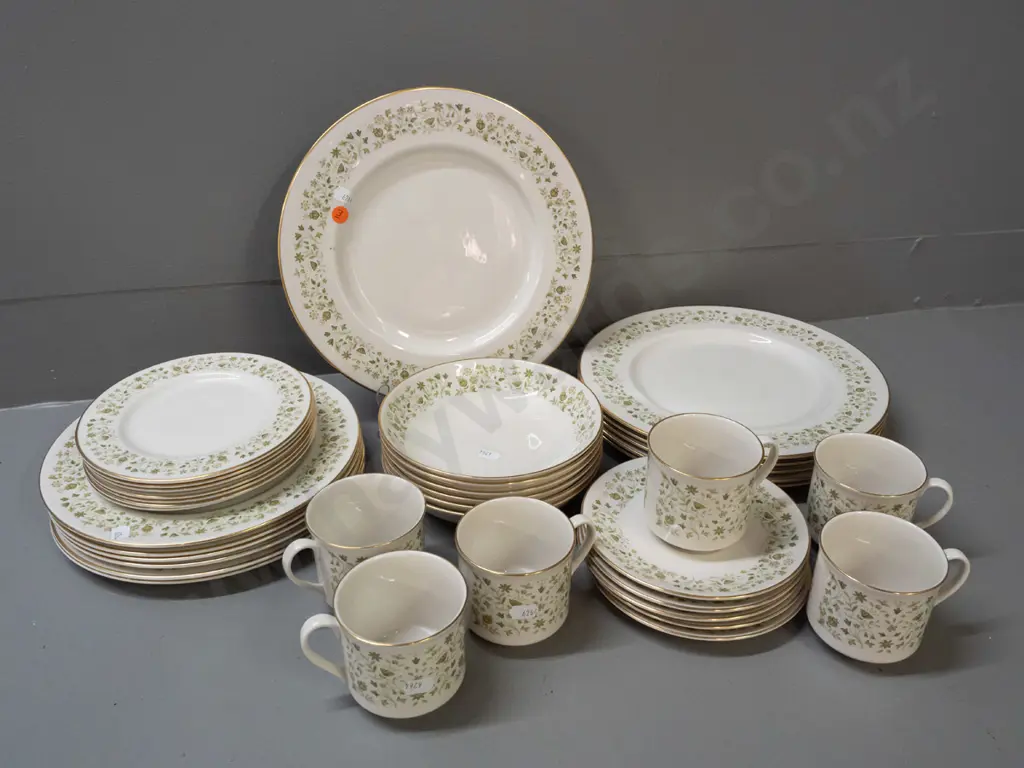 Royal Doulton "Westfield" 6-place dinner set, missing one saucer - large plates D-265 Image 1++