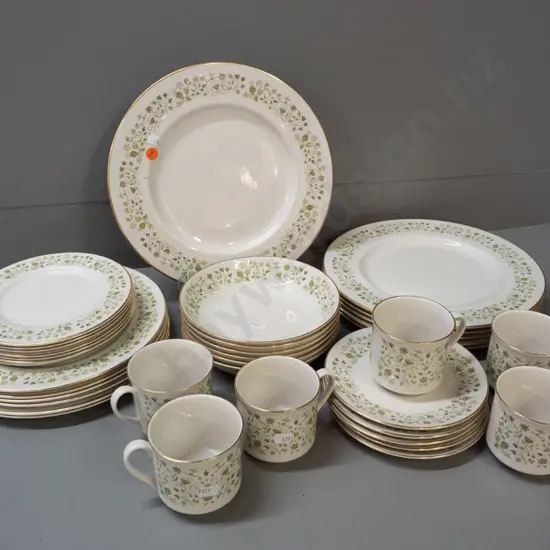 Royal Doulton "Westfield" 6-place dinner set, missing one saucer - large plates D-265