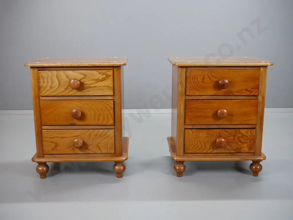 pair of oak and elm bedside 3-drawer chests with wooden knobs, turned bun feet - wear to top on one. H-650 W-540 D-400 Image 1++