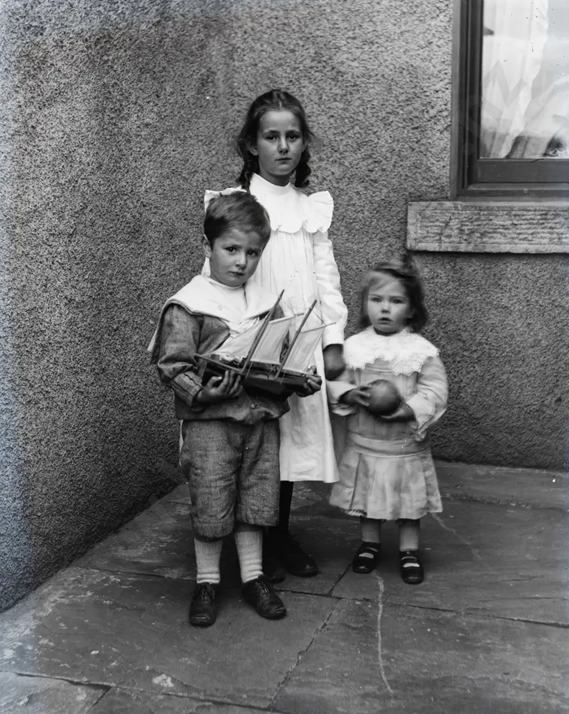 15 vintage glass plate photographic negatives - assorted family groups and portraits, photographer unknown - half plate Image 1++