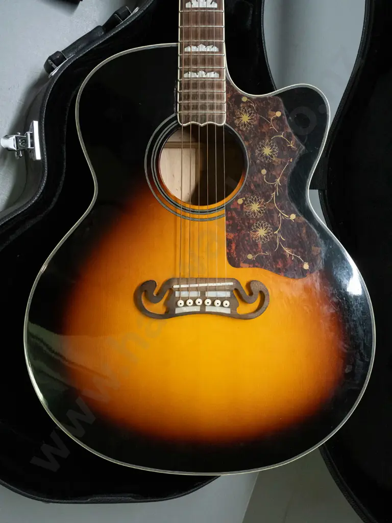Gibson jumbo 6-string acoustic guitar - no label, serial or model # visible - patch of cracked finish on top near neck, Image 1++