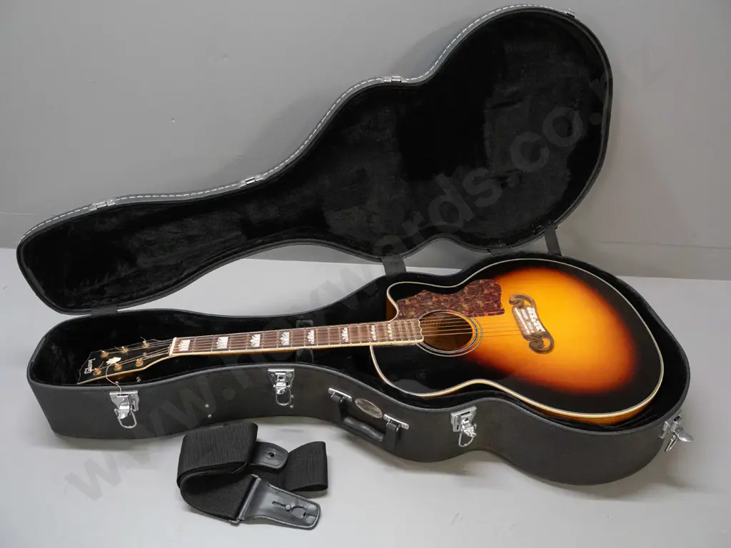 Gibson jumbo 6-string acoustic guitar - no label, serial or model # visible - patch of cracked finish on top near neck, Image 1++