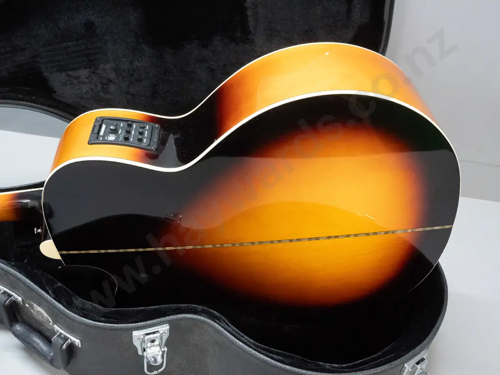 Gibson jumbo 6-string acoustic guitar - no label, serial or model # visible - patch of cracked finish on top near neck, Image 1++