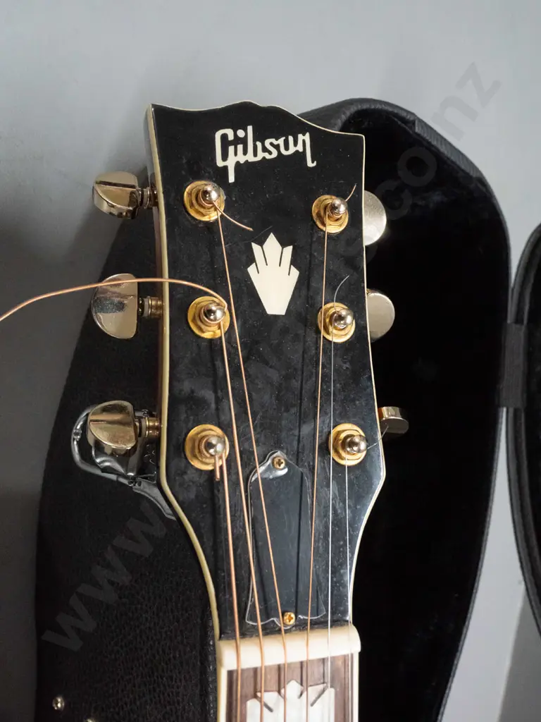 Gibson jumbo 6-string acoustic guitar - no label, serial or model # visible - patch of cracked finish on top near neck, Image 1++