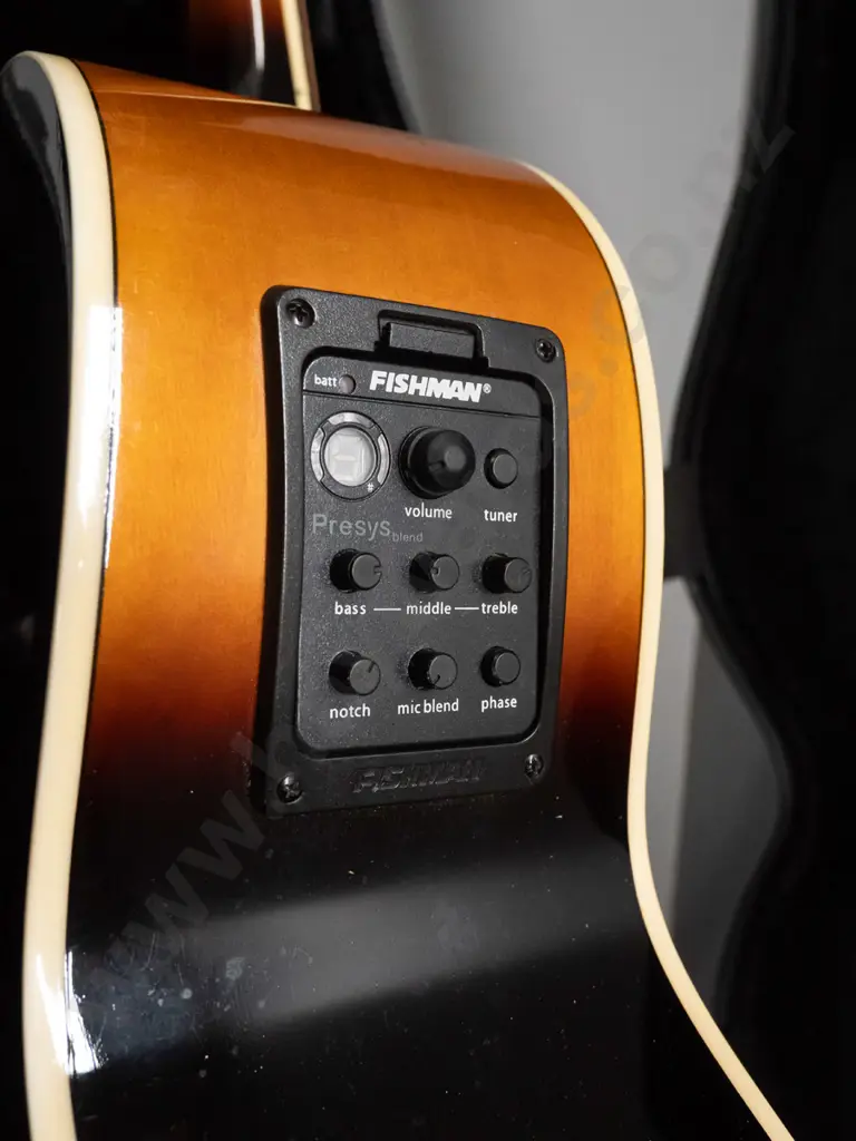 Gibson jumbo 6-string acoustic guitar - no label, serial or model # visible - patch of cracked finish on top near neck, Image 1++