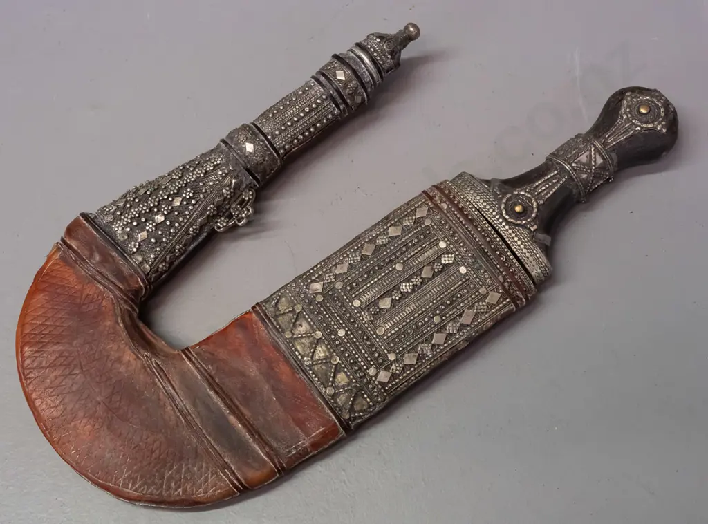 ornate Jambiya / dagger from Sadaa Yemen with metal and horn or timber handle, brass & copper decoration, Image 1++