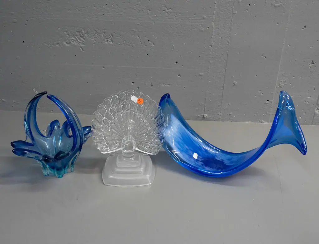 3 glass items - art glass blue and white twist bowl with a few manufacturing flaws, blue basket and a moulded glass Image 1++