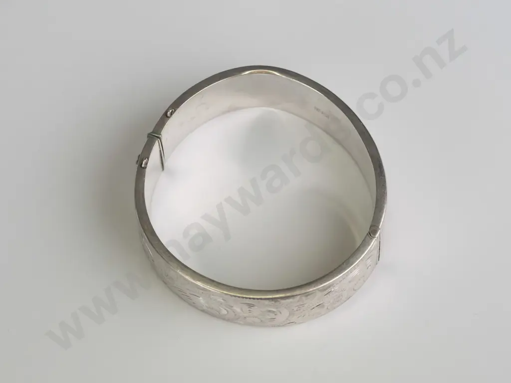 silver bangle pattern on one half no safety chain stamped JS anchor lion O Image 1++