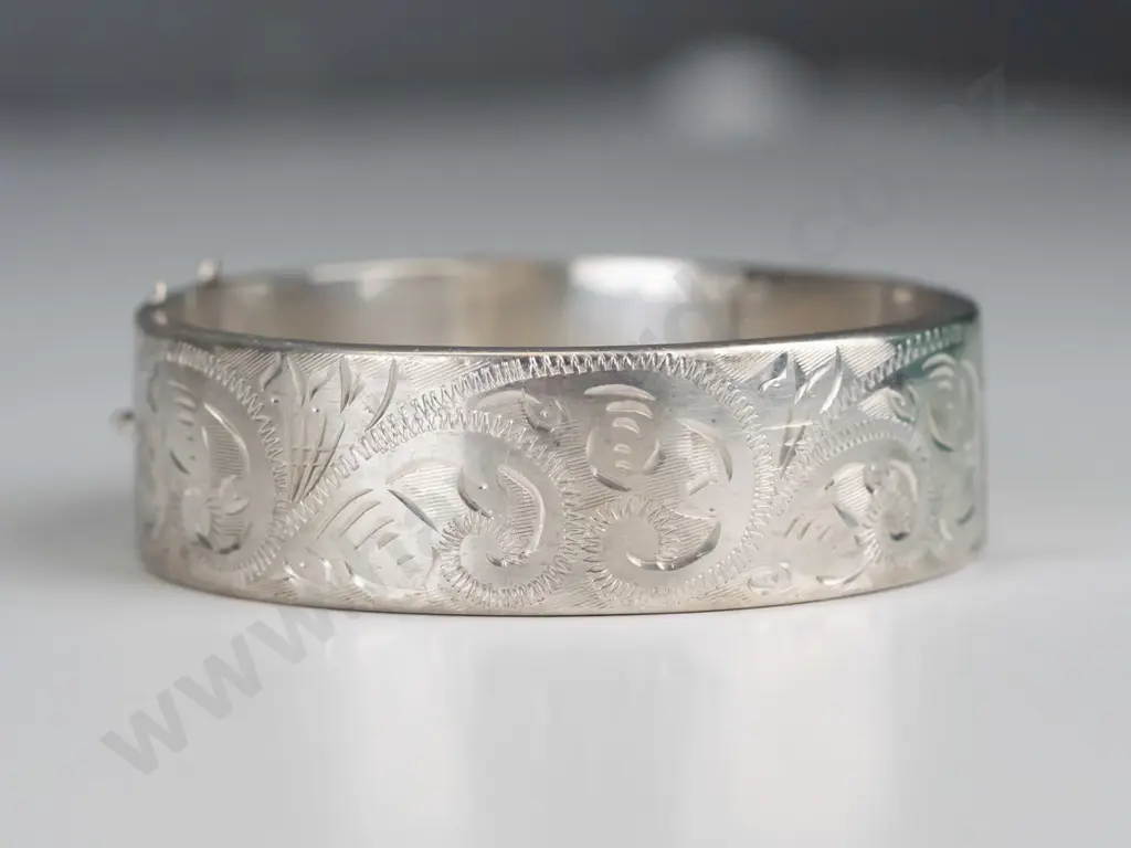 silver bangle pattern on one half no safety chain stamped JS anchor lion O Image 1++