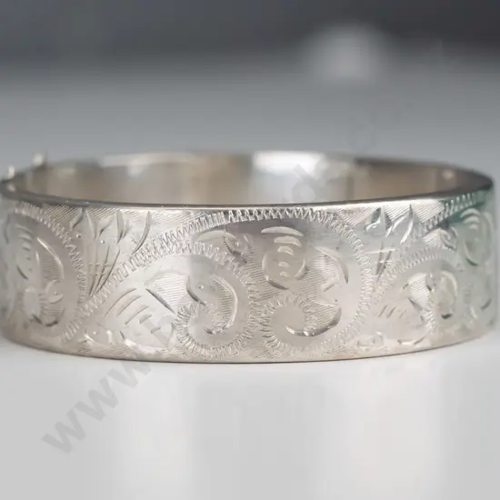 silver bangle pattern on one half no safety chain stamped JS anchor lion O