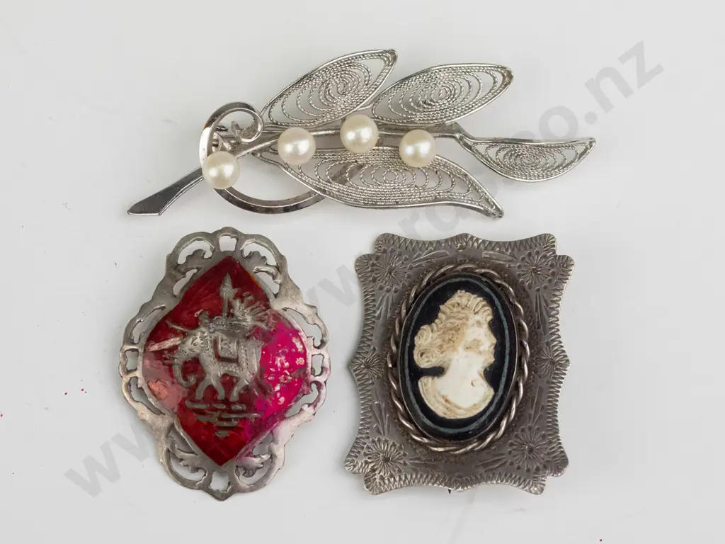 3 costume brooches Image 1++