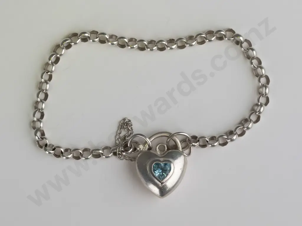 silver bracelet with aquamarine stone in heart clasp stamped 925 Image 1++