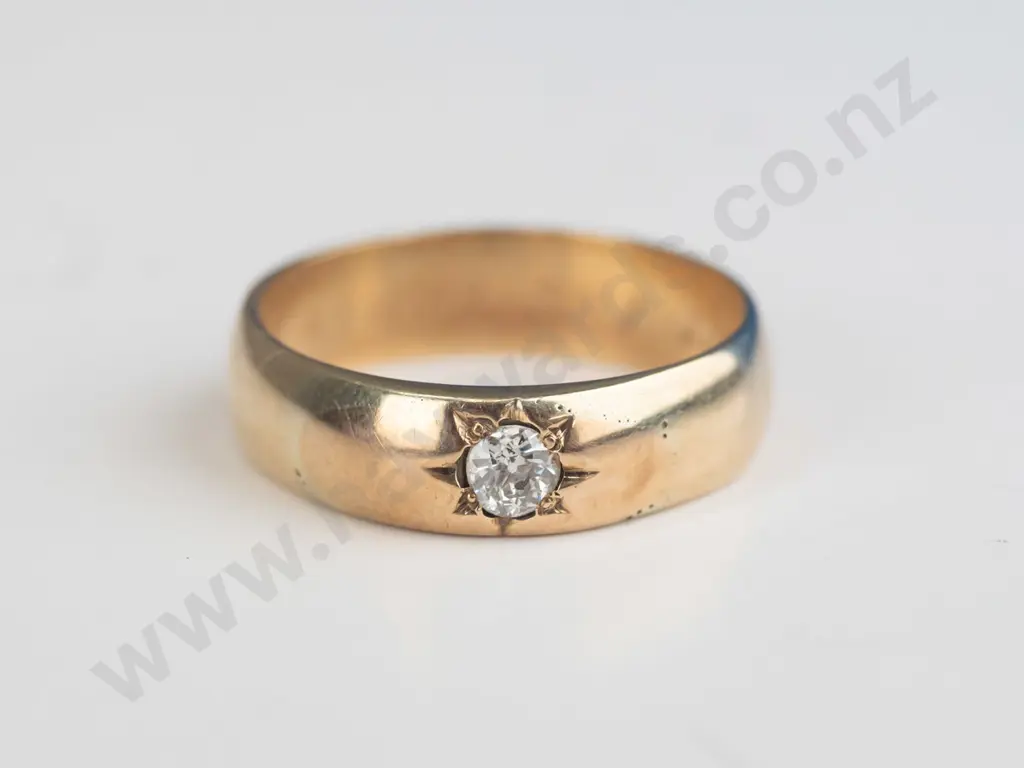 9ct gold diamond set band 5.1grams Image 1++