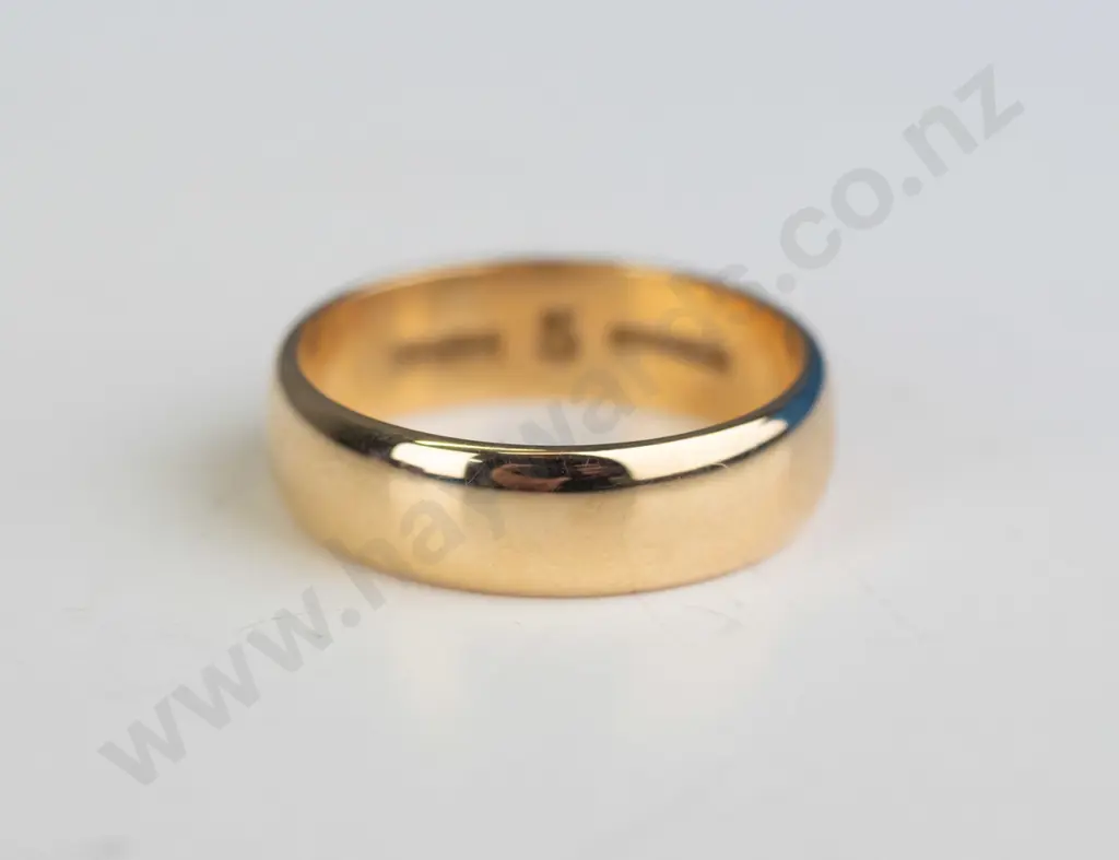 18ct gold wedding ring 5mm 1/2round 4.10grams Image 1++