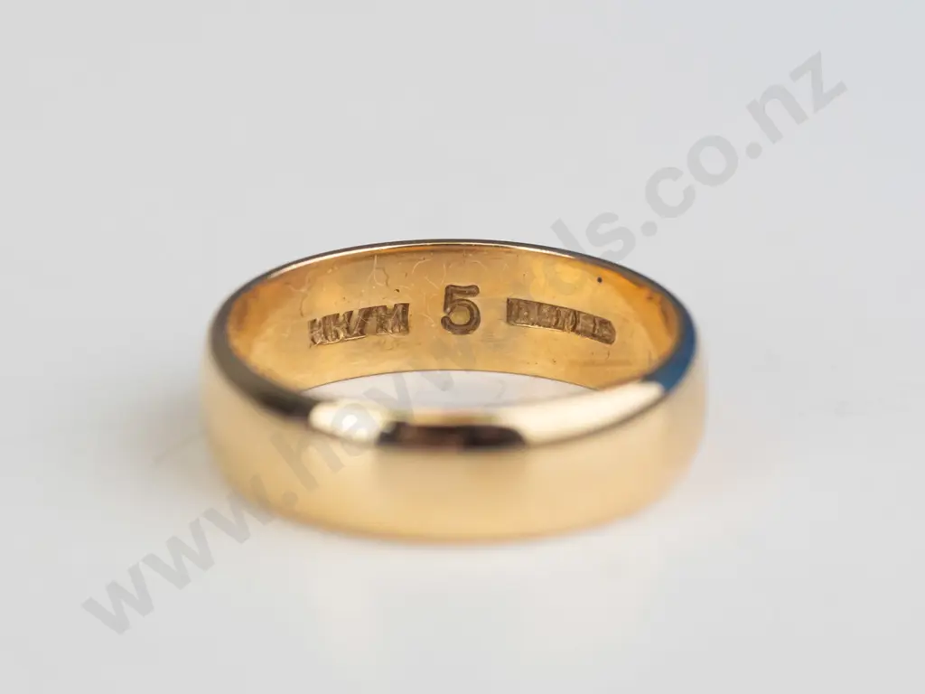 18ct gold wedding ring 5mm 1/2round 4.10grams Image 1++