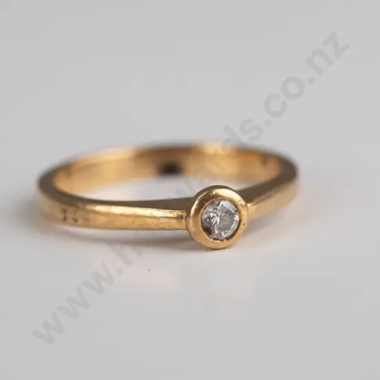 gold ring with cz stamped 750 - size 16 1/4mm