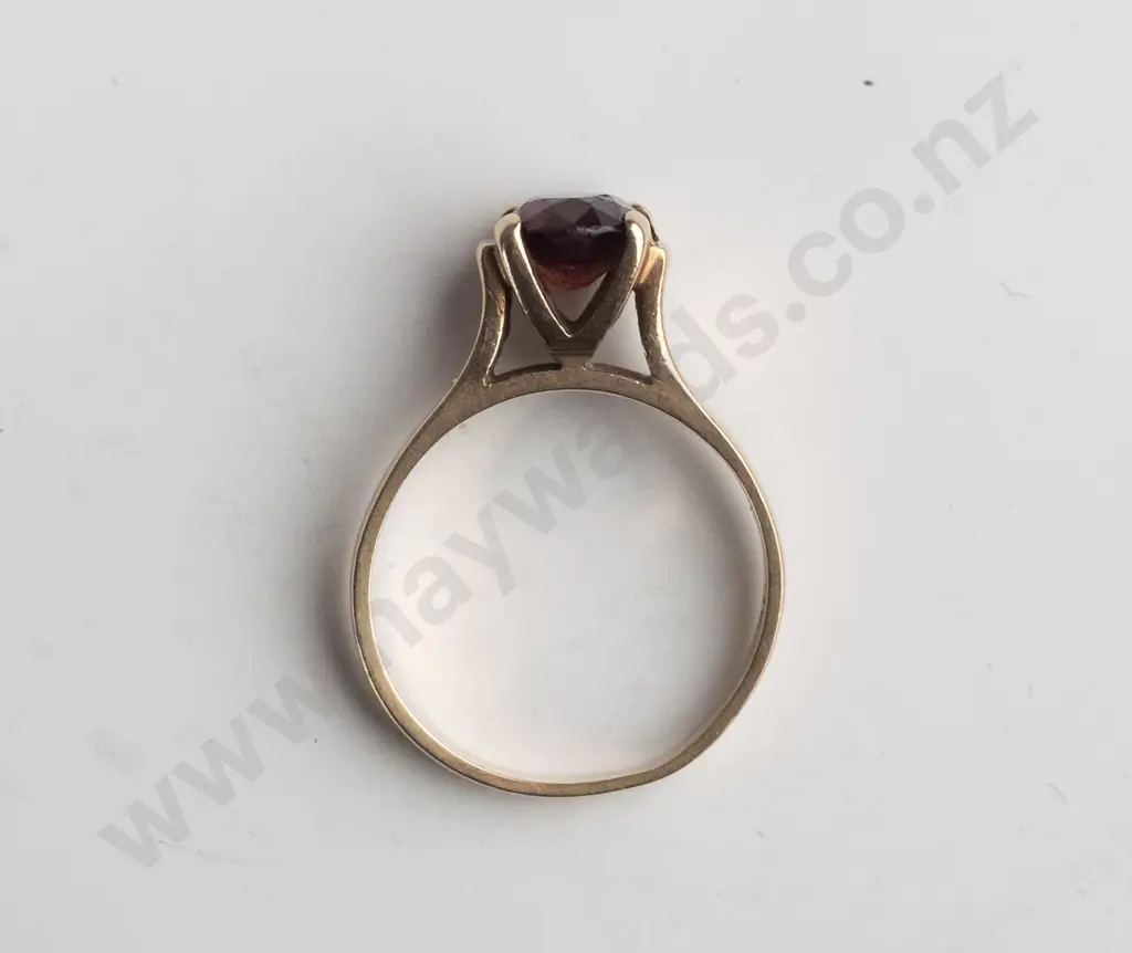 garnet ring stamped 9ct - size 161/2 Image 1++