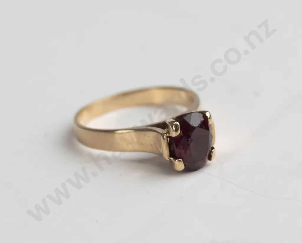 garnet ring stamped 9ct - size 161/2 Image 1++