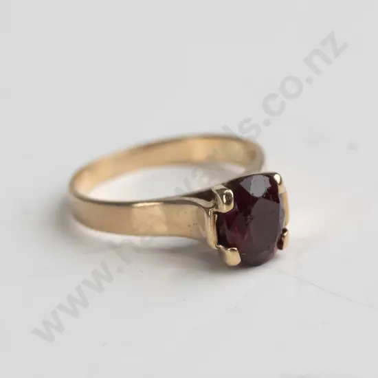 garnet ring stamped 9ct - size 161/2