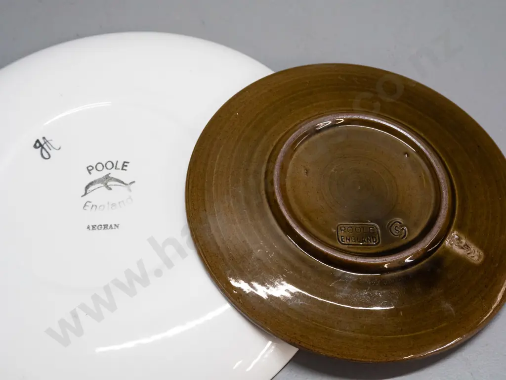 2 retro Poole pottery items - Aegean plate D-260 and small plate or teapot stand with signature mark Image 1++