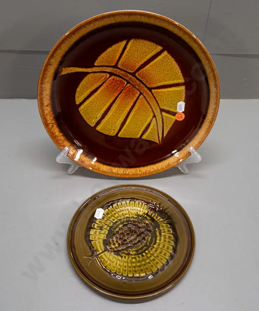 2 retro Poole pottery items - Aegean plate D-260 and small plate or teapot stand with signature mark Image 1++
