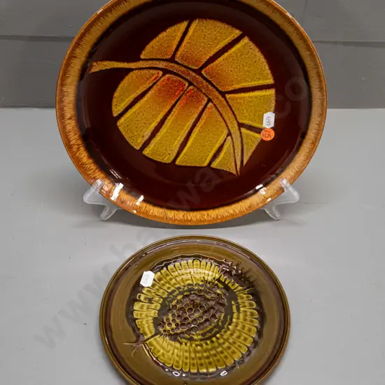 2 retro Poole pottery items - Aegean plate D-260 and small plate or teapot stand with signature mark