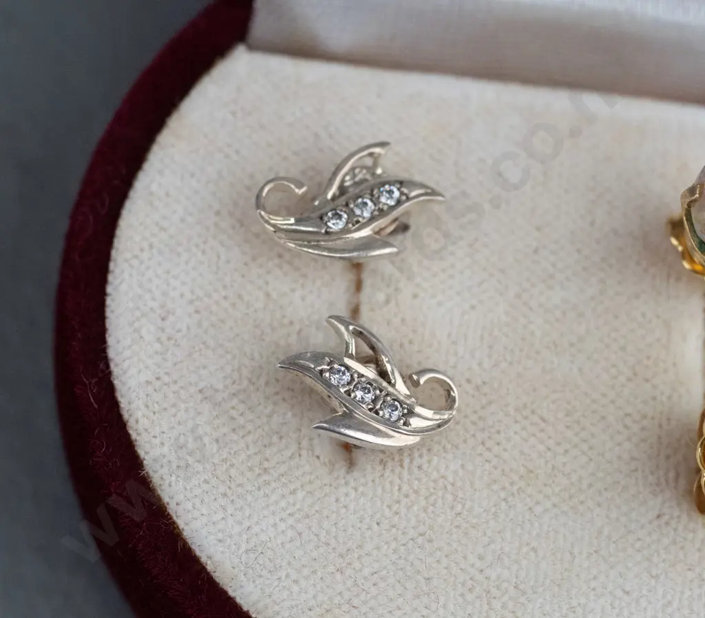 2 pairs of earrings Image 1++