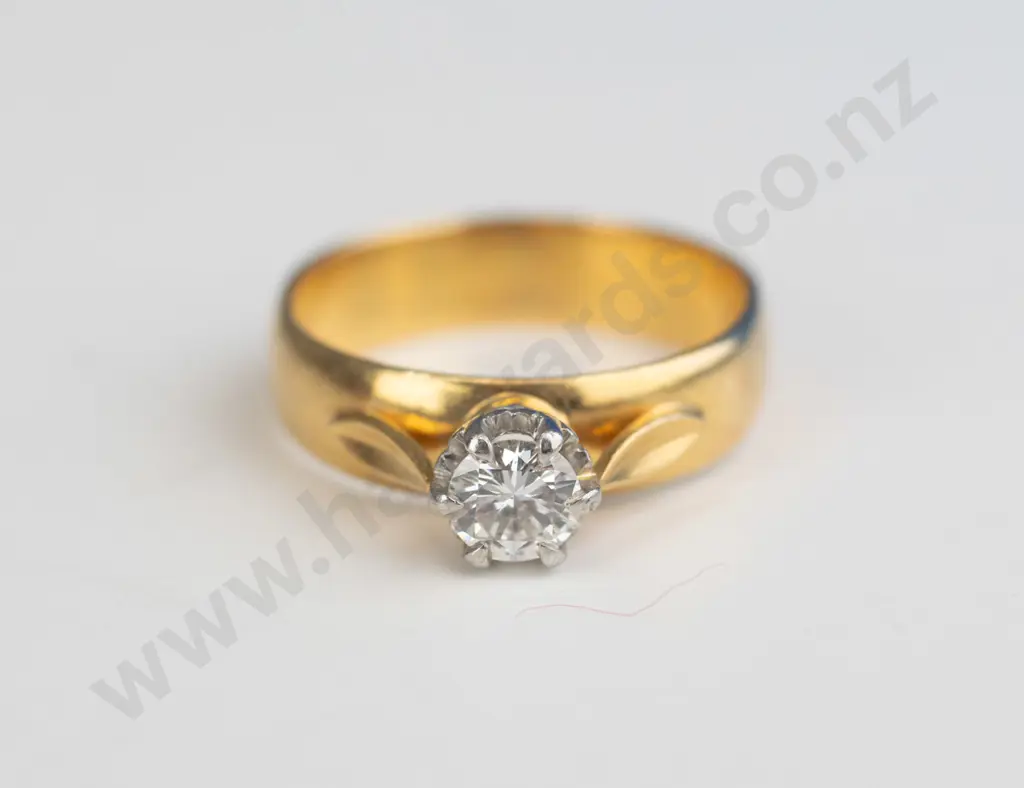 18ct gold solitaire ring 3.9 grams  diamond appros .29cts Image 1++