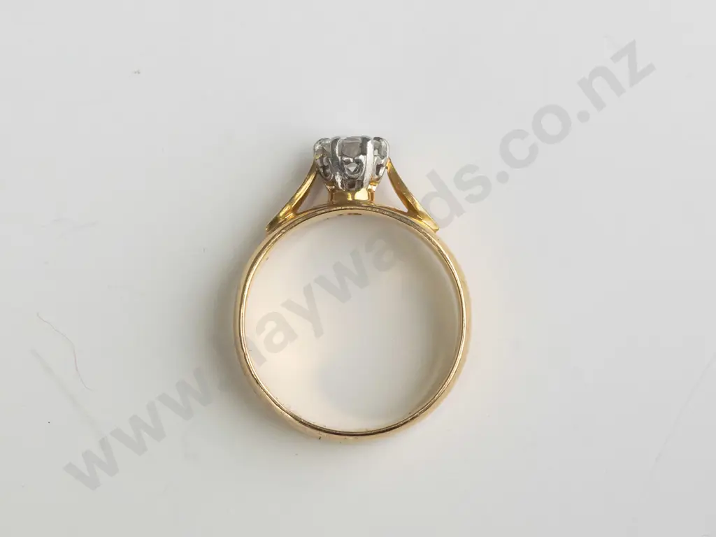 18ct gold solitaire ring 3.9 grams  diamond appros .29cts Image 1++
