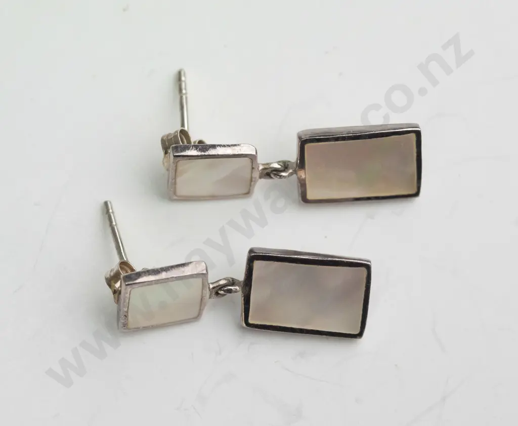 pair of silver mother of pearl earrings stamped 925 Image 1++
