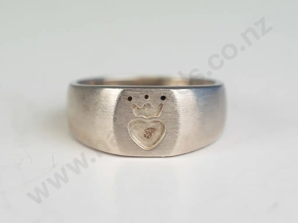 silver ring with heart crown stamped 925 Image 1++