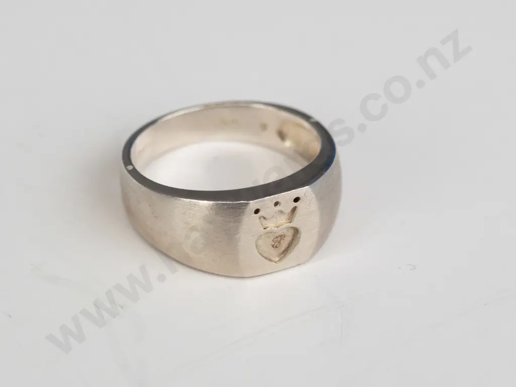 silver ring with heart crown stamped 925 Image 1++