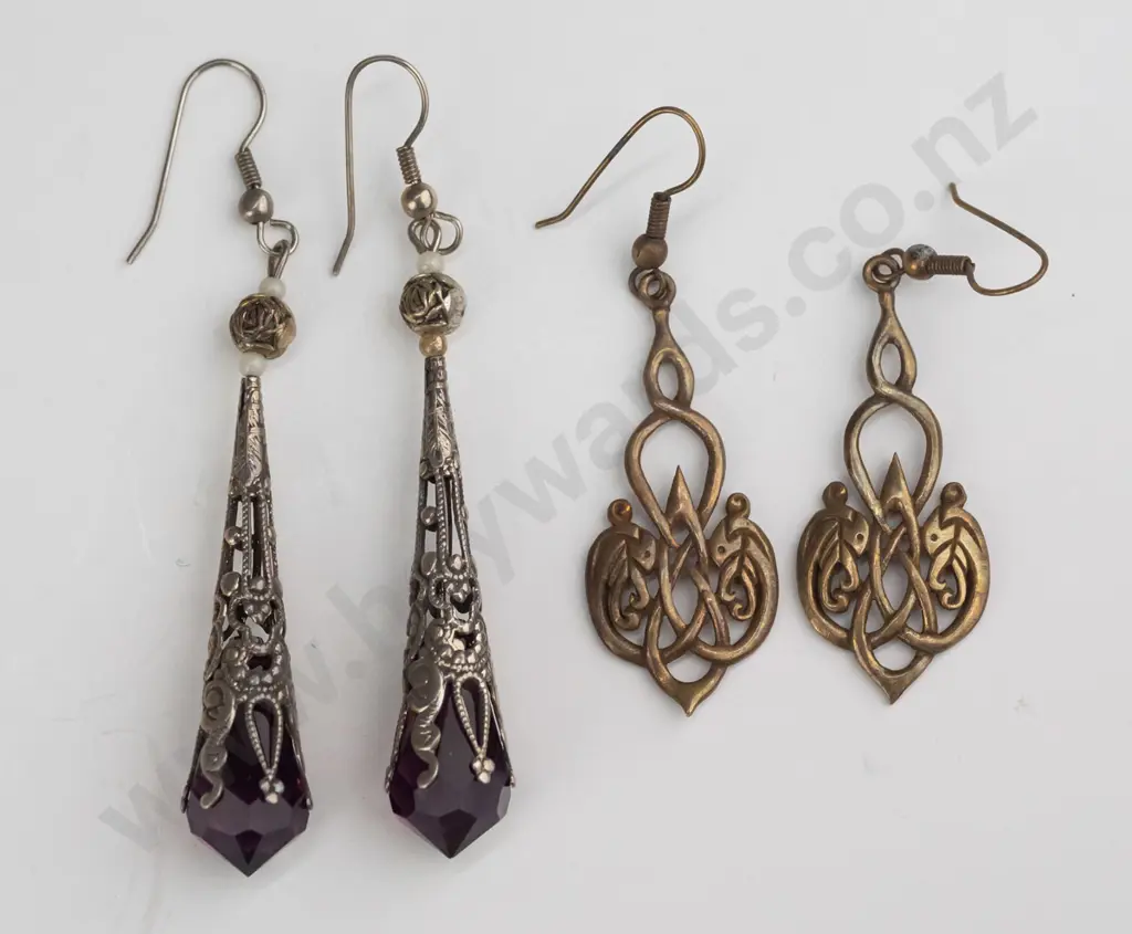 2 pairs of drop earrings Image 1++