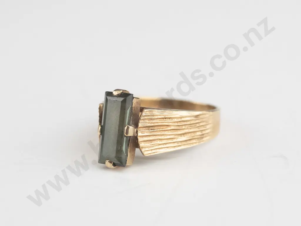 9ct gold ring 11.5 x 5.3 rectangular grey stone 3.7 grams Image 1++