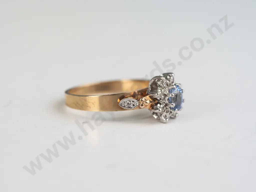 9ct gold cluster centre light blue 5.1 sapphire surrounded by 10 diamonds 3.2 grams Image 1++