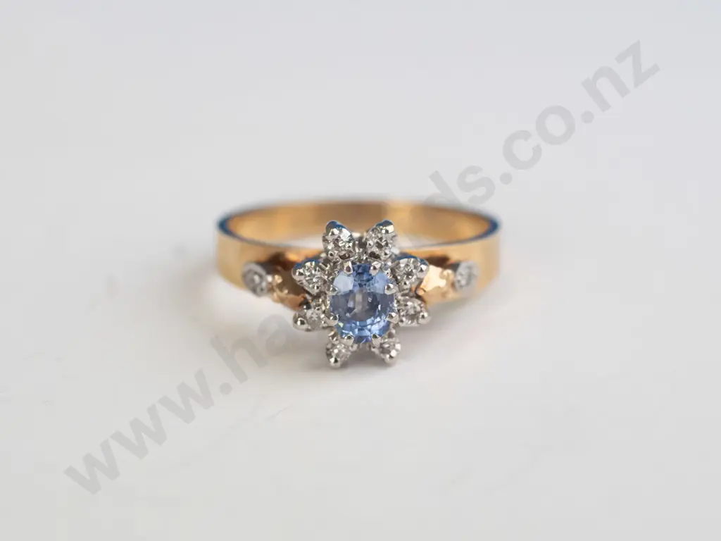 9ct gold cluster centre light blue 5.1 sapphire surrounded by 10 diamonds 3.2 grams Image 1++