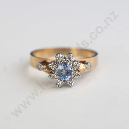 9ct gold cluster centre light blue 5.1 sapphire surrounded by 10 diamonds 3.2 grams