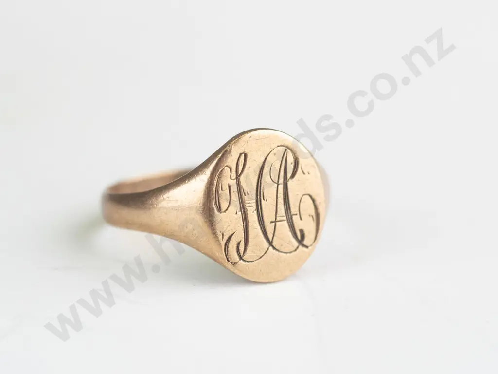 9ct gold signet ring 2.6 grams Image 1++