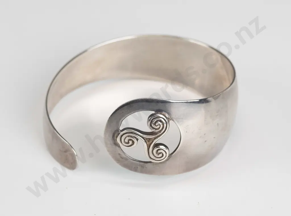 silver bangle stamped 925 Image 1++