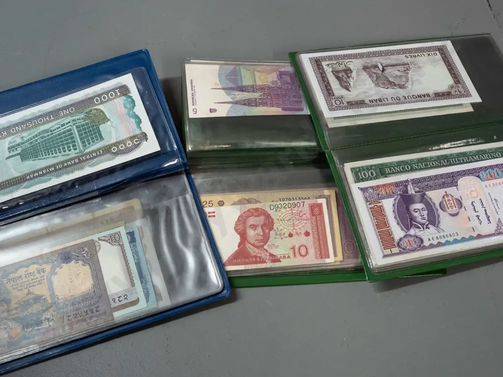 3 bank note collector's wallets - Ecuador, Lebanon, Mozambique, Myanmar etc. Image 1++