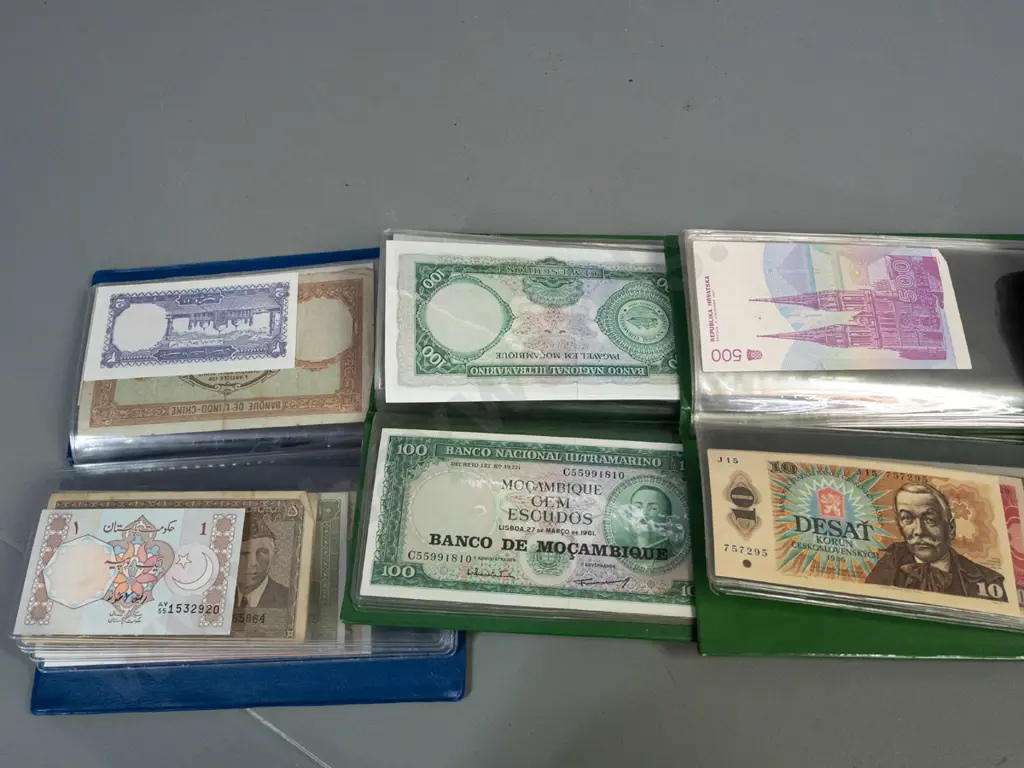 3 bank note collector's wallets - Ecuador, Lebanon, Mozambique, Myanmar etc. Image 1++