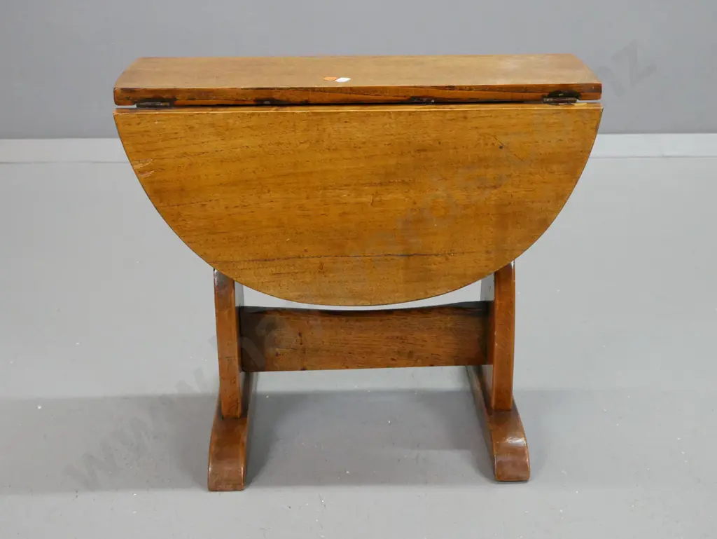 vintage oak swivel-top side table with 2 drop leaves, on refectory base - a few ring marks H-400 W-580 D480 extended Image 1++