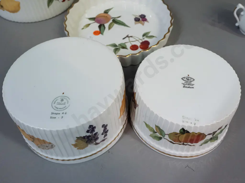 5 pieces of Royal Worcester Evesham table and baking ware - 3 graduated souffle dishes, quiche dish and a lidded pot. Image 1++