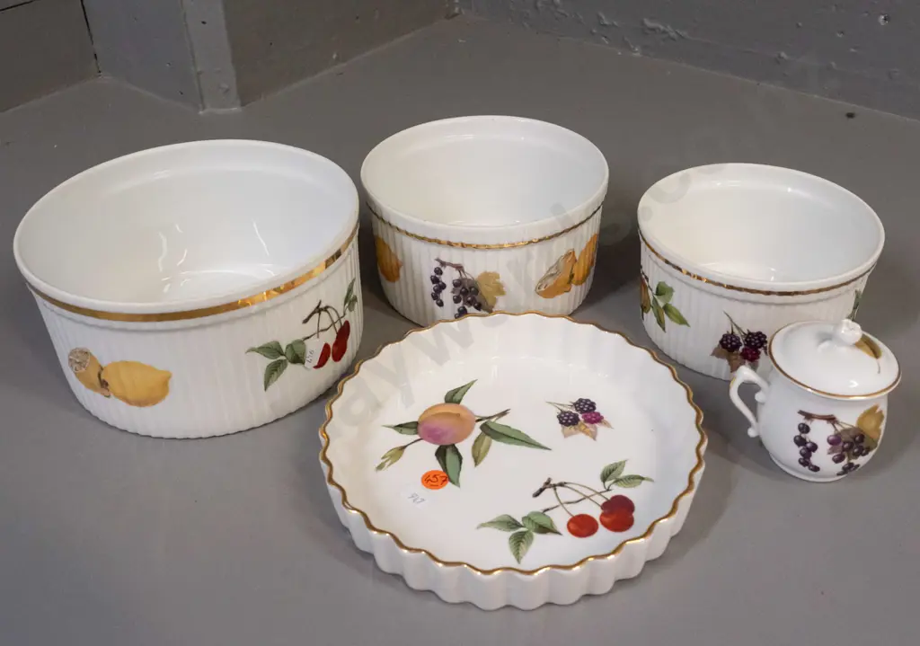 5 pieces of Royal Worcester Evesham table and baking ware - 3 graduated souffle dishes, quiche dish and a lidded pot. Image 1++