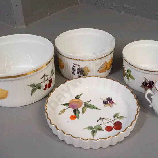 5 pieces of Royal Worcester Evesham table and baking ware - 3 graduated souffle dishes, quiche dish and a lidded pot.